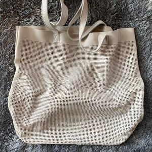 2/$20 🌟 Monserat de Lucca tote.
